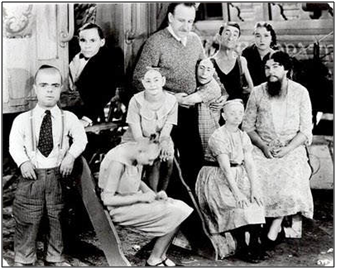 Participantes de um Freak Show (Tod Browning e os atores de Freaks) no início do século XX