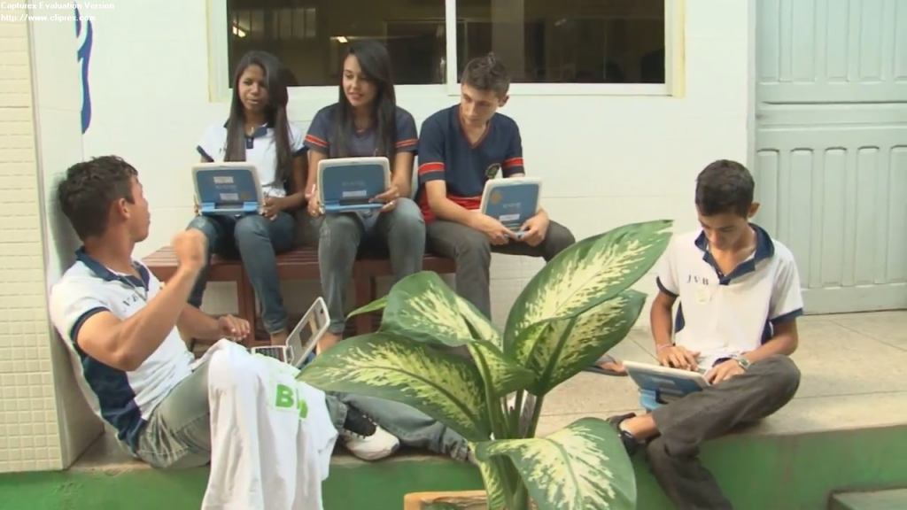 Imagem 1 mostrando o uso de laptops fora da sala de aula