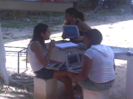 Imagem 2 mostrando o uso de laptops fora da sala de aula